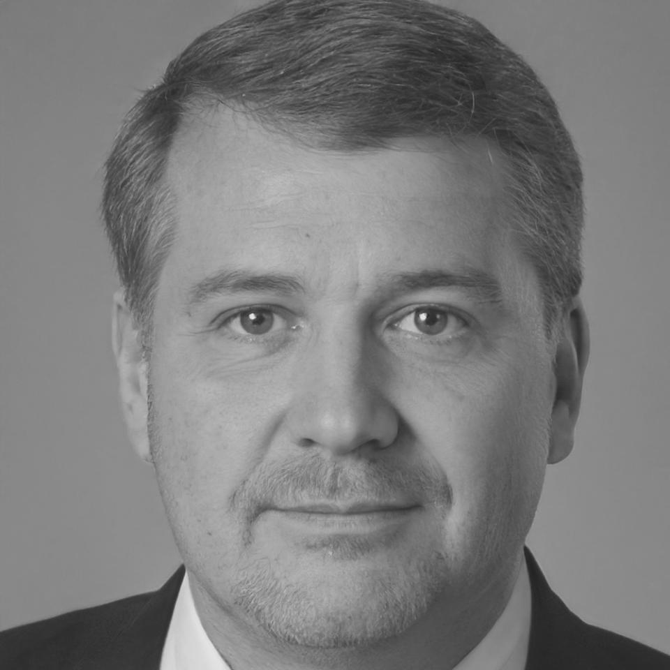 Retrato profesional de Armando Lozano