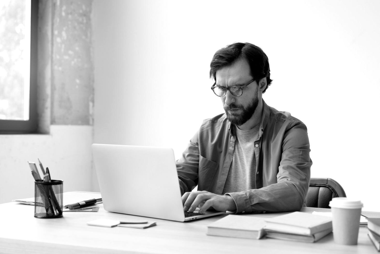 Sesión práctica de planificación financiera con materiales de estudio